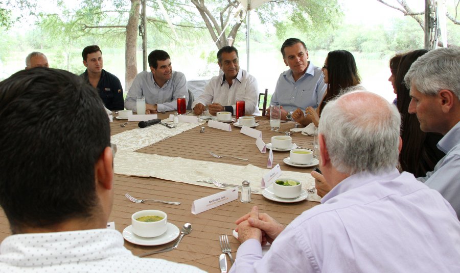 Se reúne Bronco con alumnos destacados del Conalep