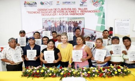 Entrega Ifortab constancias de cursos, mobiliario y uniformes en plantel CunduacÃ¡n