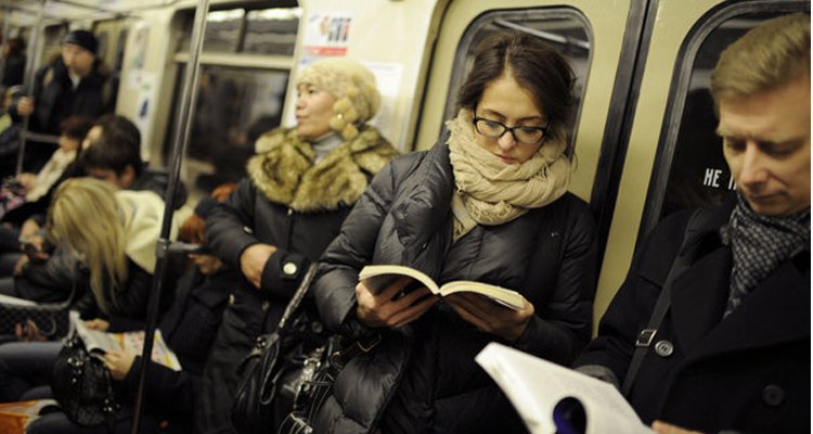 Lectores celebran jornada #ViajoyLeo en el Metro, donde hubo trueque de libros