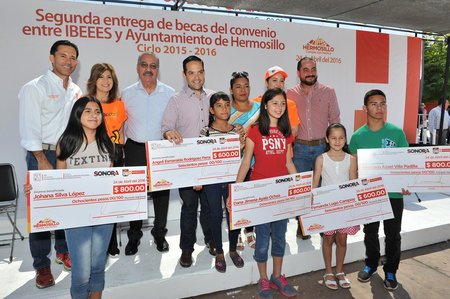 Gobierno estatal y municipal entregan becas a niños de excelencia académica en Hermosillo