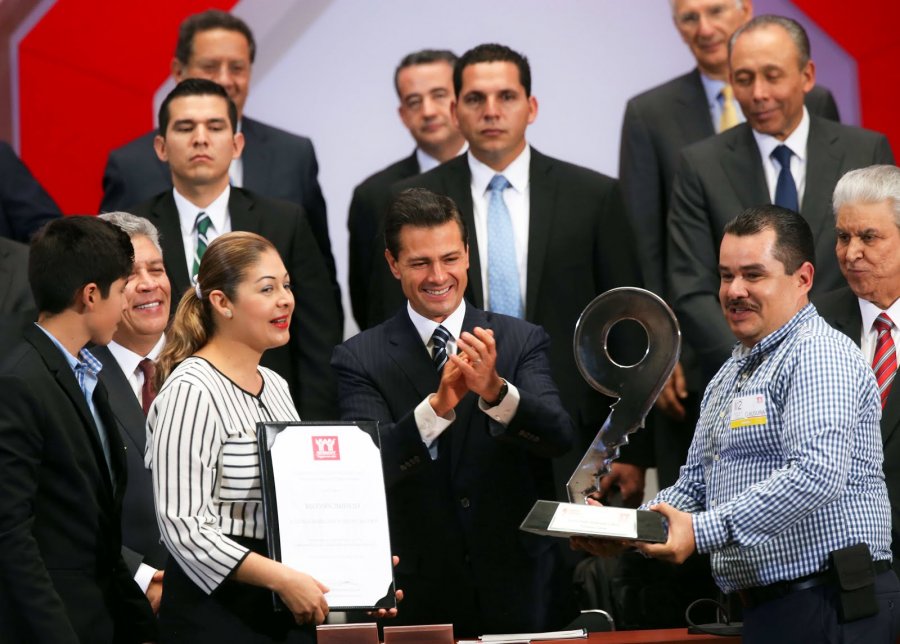 Entregan crédito número 9 millones del Infonavit a familia de Tecomán