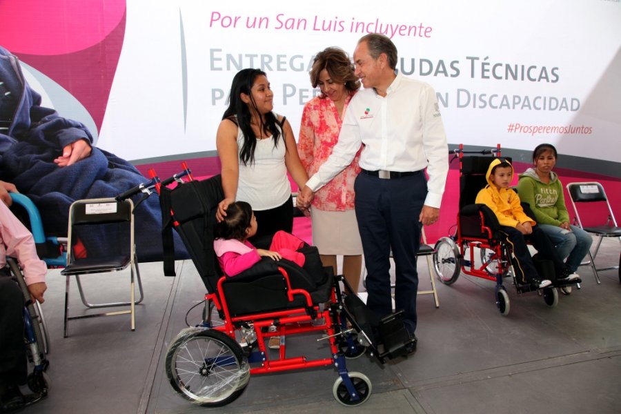 JM CARRERAS LÓPEZ Y LORENA VALLE ENTREGAN 385 AYUDAS TÉCNICAS A PERSONAS CON DISCAPACIDAD