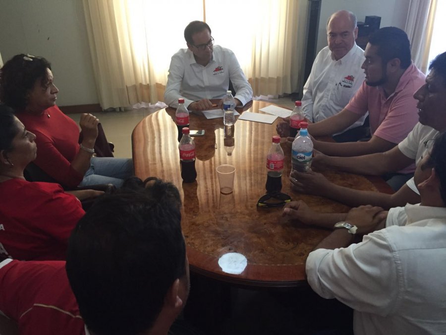 Gobernador dialoga y atiende a profesores inconformes