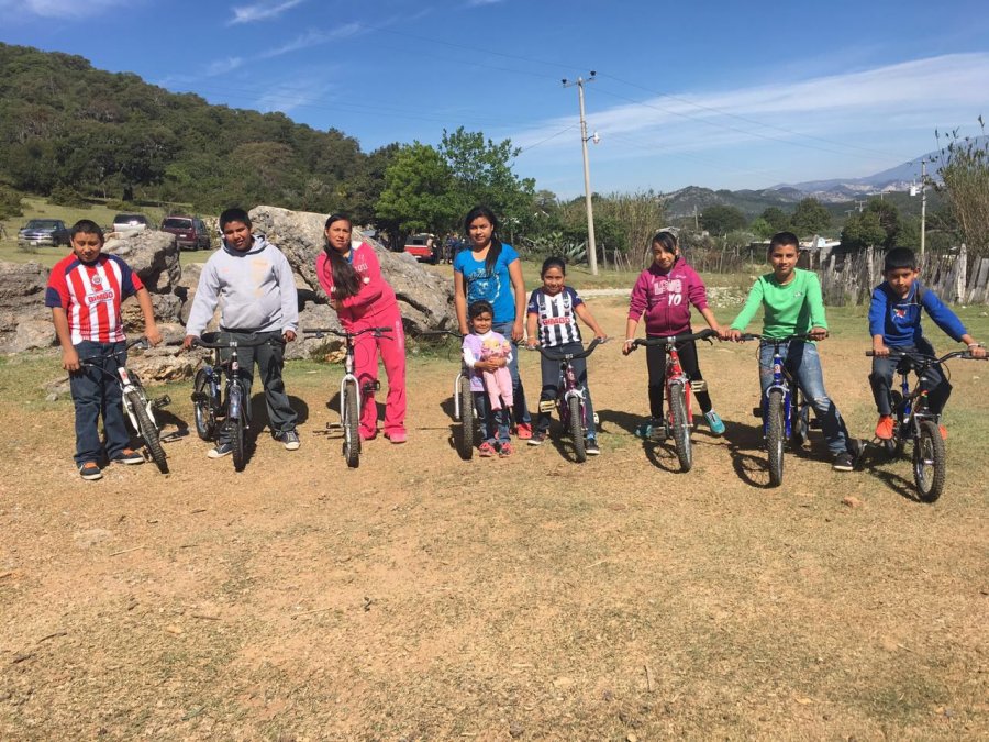 Reciben niños de Aramberri bicicletas para ir a clases