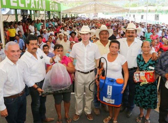 Velasco entrega apoyos por más de 3 mdp a productores agropecuarios de Tecpatán