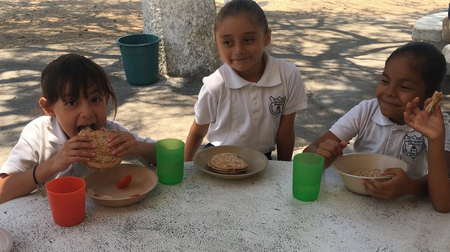 Entregan desayunos escolares a 38 mil niñas y niños del estado