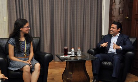 Se reÃºne Gobernador con Olga Medrano, campeona de matemÃ¡ticas en Olimpiada Europea