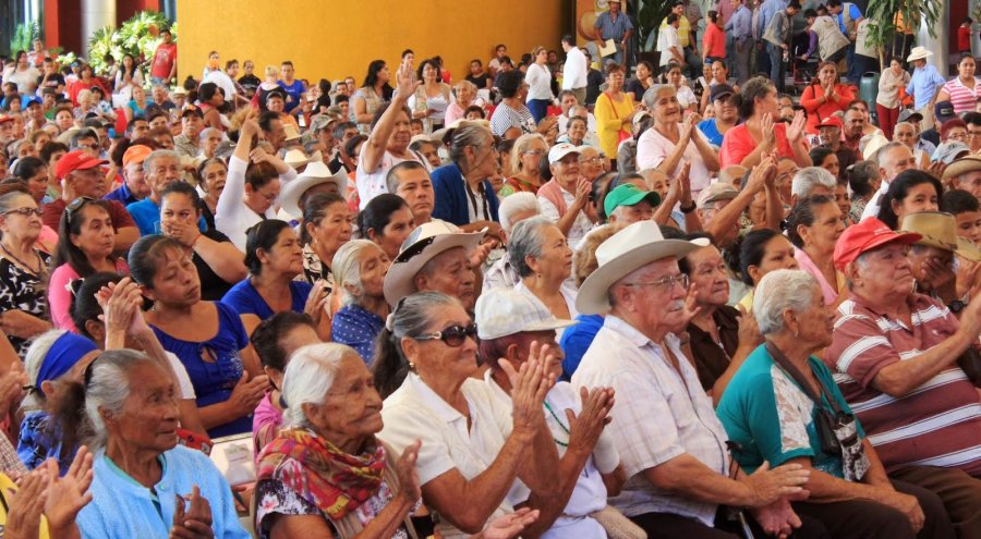 Agradecen adultos mayores compromiso del Gobernador