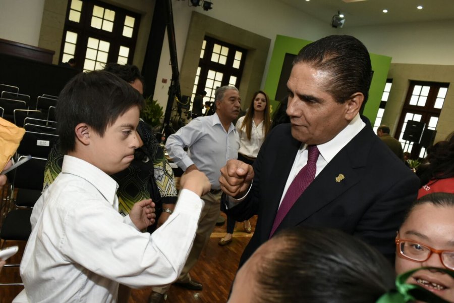 Suscribe Silvano Aureoles Convenio para garantizar derechos de personas con discapacidad