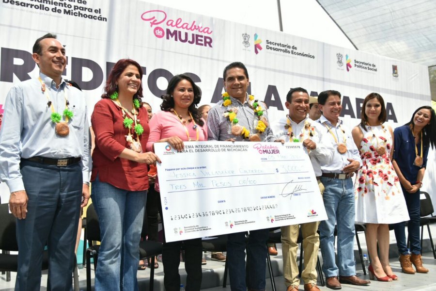 Entrega Silvano Aureoles Créditos a la Palabra a 166 mujeres de Acuitzio