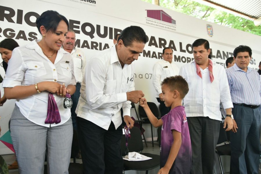 Entrega Gobernador apoyos comprometidos en Cenobio Moreno