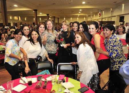 Celebra Gobernadora Claudia Pavlovich a madres trabajadoras del Estado