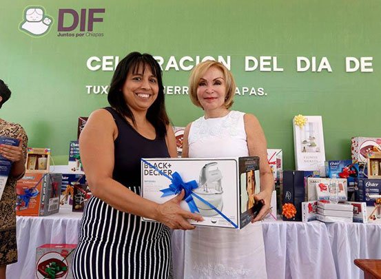 Celebra Leticia Coello de Velasco a las madres chiapanecas