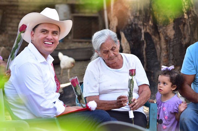 Roberto recorre casa por casa con una flor para las mamás nayaritas