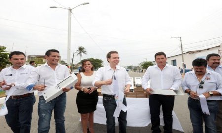 Inaugura Velasco complejo de 14 calles pavimentadas en Pijijiapan