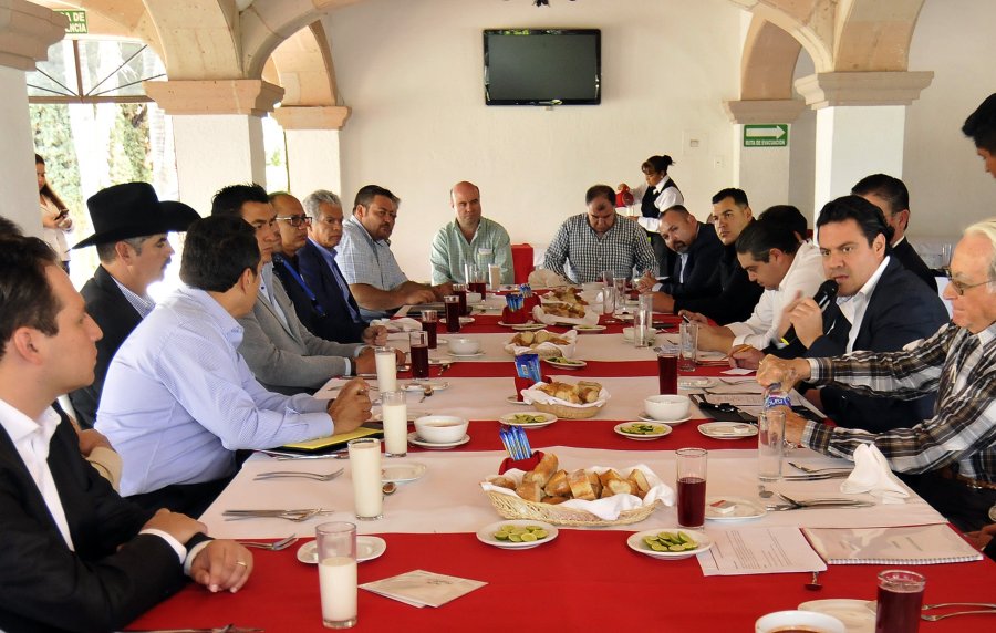 Gobernador y empresarios laguenses en diálogo por una mejor región Altos Norte