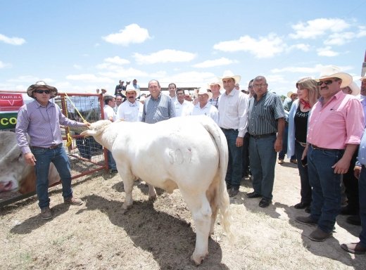 Entrega Rubén Moreira más de 50 millones de pesos de apoyo al campo