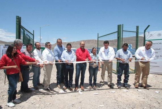 Inauguran granja solar y red eléctrica en Boquillas del Carmen