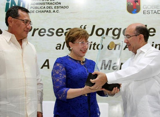 Presea Jorge de la Vega Domínguez a Margarita Luna Ramos