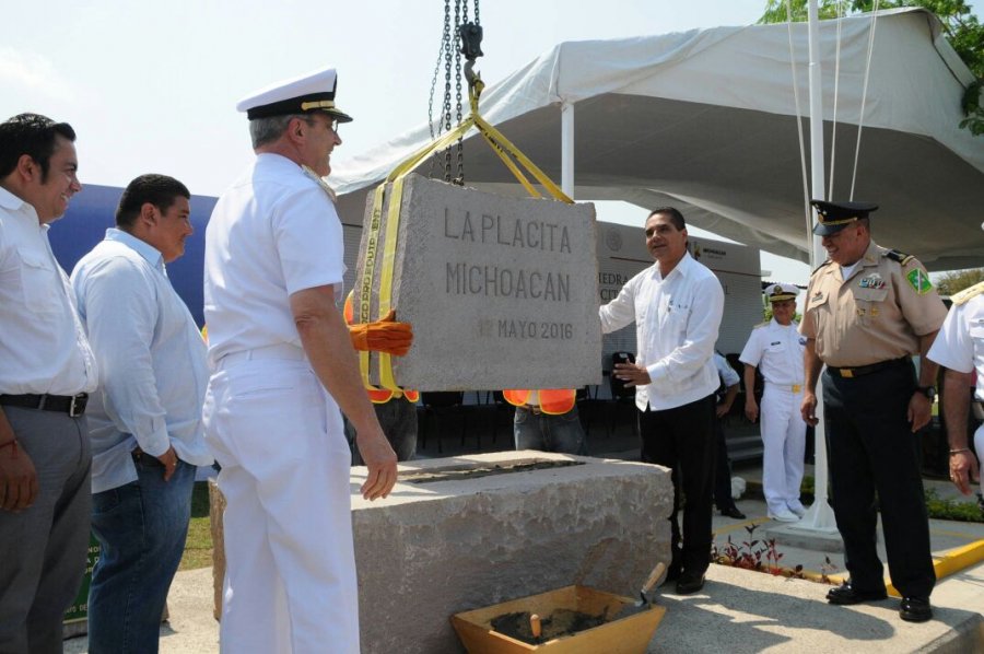 Secretaría de Marina y Gobierno de Michoacán colocan primera piedra de Estación Naval en Aquila