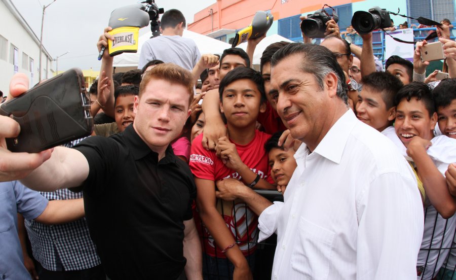 Apadrina a€œCaneloa€ programa de boxeo en NL