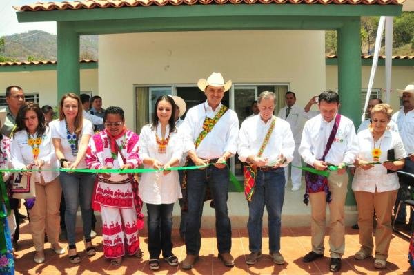 Inaugura Gobernador Unidad Médica Rural y Sistema de Agua Potable en Peyotán