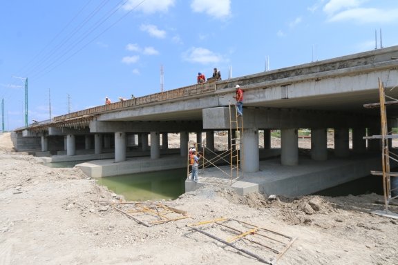 Avanza construcción de puente sobre el arroyo Las Vacas en Acuña
