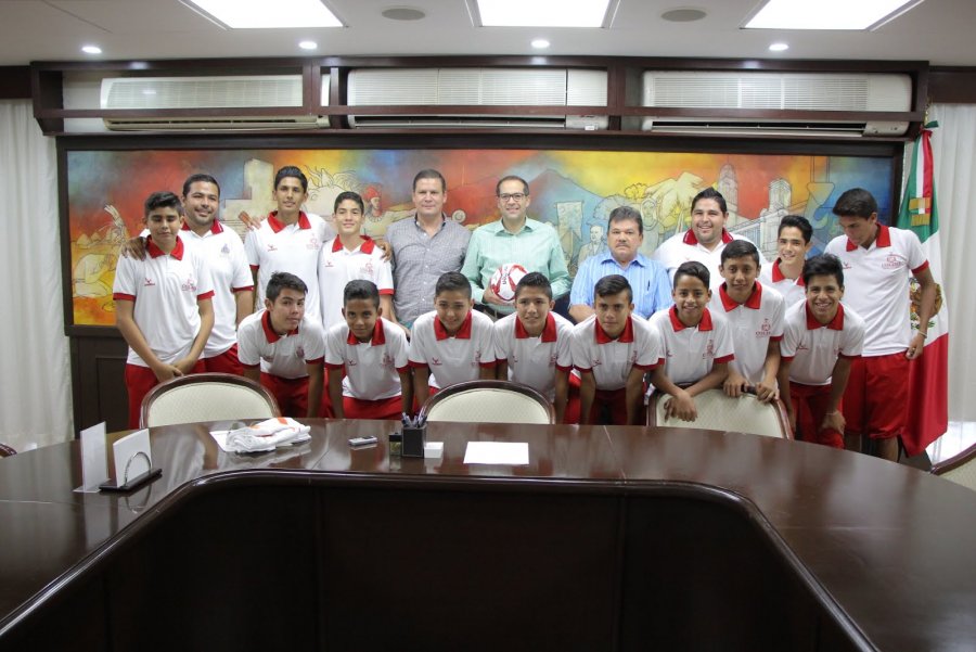 Abandera Gobernador a selección Sub-13 de Futbol