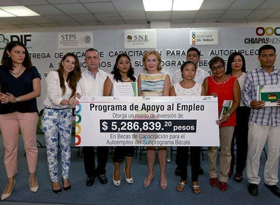 Entregan DIF Chiapas y Secretaría del Trabajo becas para impulsar el autoempleo