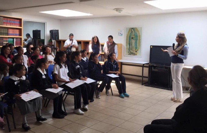 Entregan becas a niñas de la Casa Hogar Alegría del DIFEM