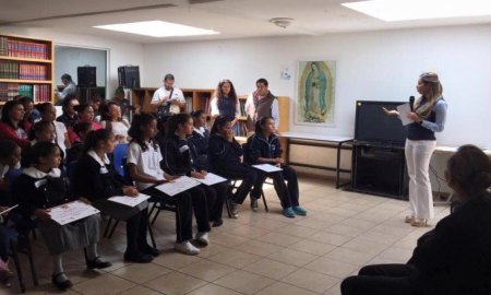 Entregan becas a niÃ±as de la Casa Hogar AlegrÃ­a del DIFEM