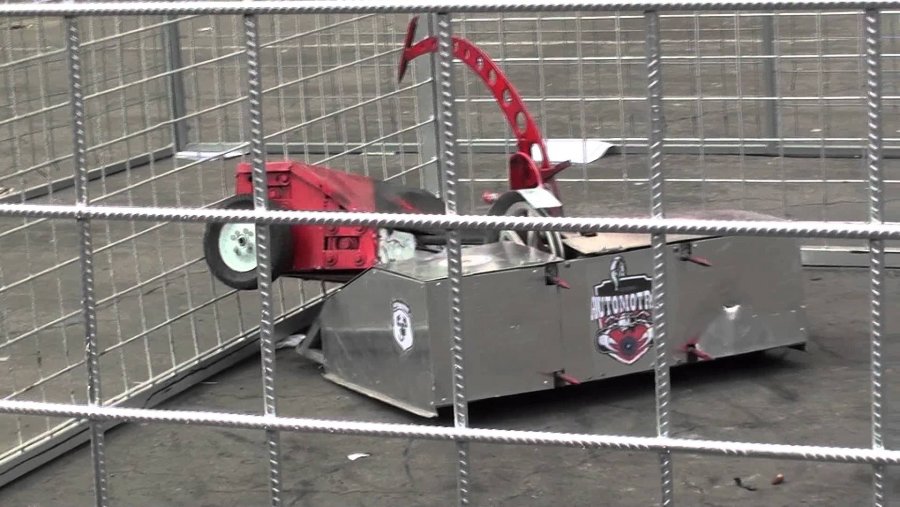 EXHIBEN HUMANOIDES, DRONES Y AUTOS ELÉCTRICOS EN EL IPN