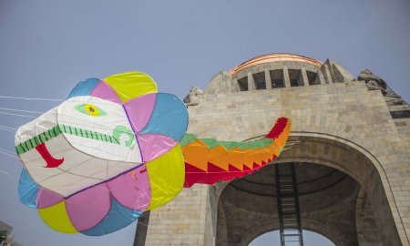 Con papalote monumental, llama IEDF a votar