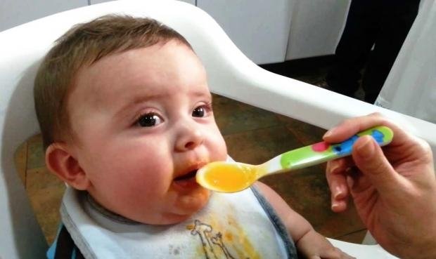 A partir de los seis meses de vida, los bebés deben consumir verduras y frutas