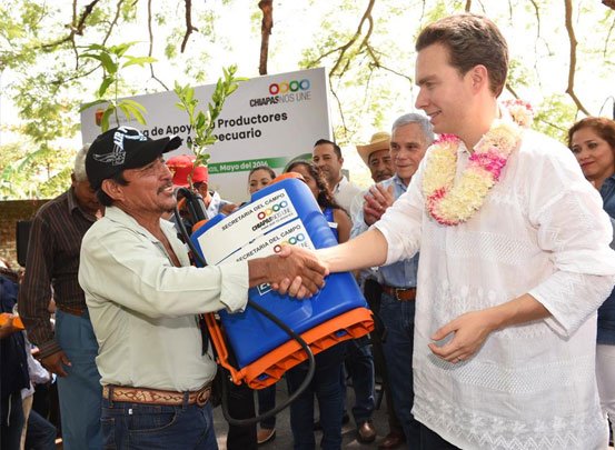 Manuel Velasco beneficia a productores de El Parral