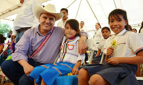 Gestiona Gobernador más vivienda para indígenas en zona serrana