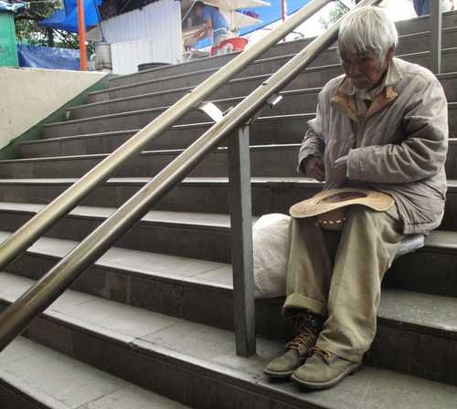 Proteger a los adultos mayores que piden limosna en el Metro pide la Diputación Permanente