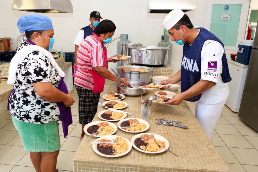 Los Marinos participan en los comedores comunitarios de la Sedesol