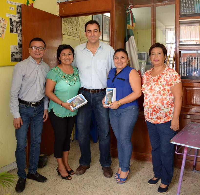 RECIBEN TABLETAS ELECTRÓNICAS MAESTRAS DESTACADAS DE CANCÚN