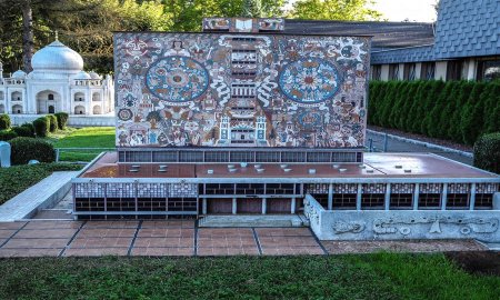 LA BIBLIOTECA CENTRAL, PRESENTE EN MINIMUNDUS, PARQUE TEMÃTICO AUSTRIACO