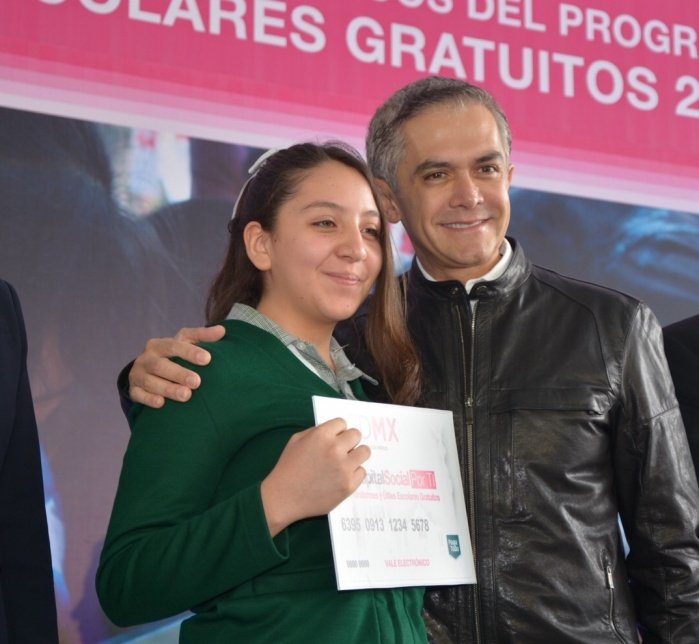 Encabeza Jefe de Gobierno entrega de vales de uniformes y útiles escolares gratuitos 2016