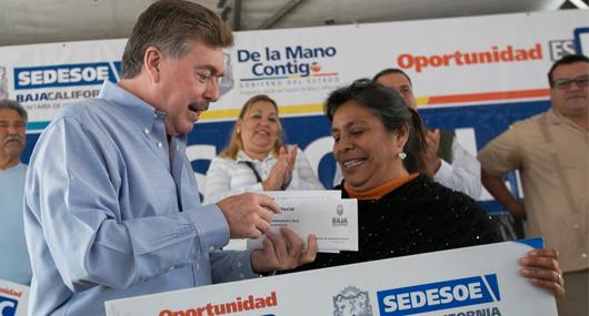FRANCISCO VEGA ENTREGA APOYOS POR MÁS DE 2 MDP EN BENEFICIO DE LA ECONOMÍA FAMILIAR