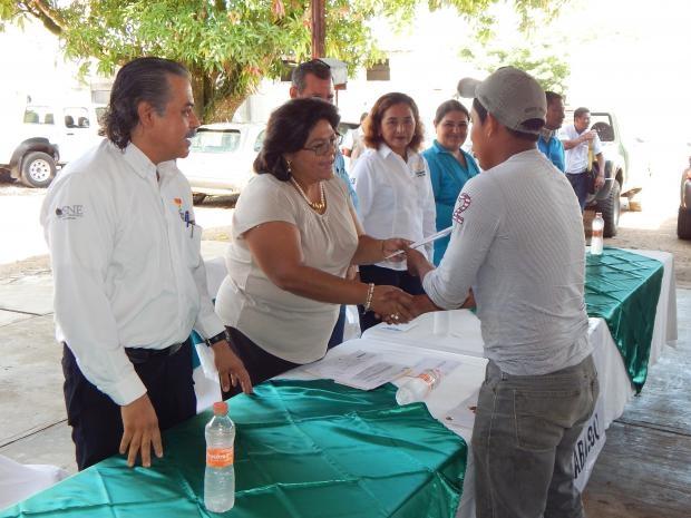 Entrega SNET apoyos de movilidad laboral en Huimanguillo
