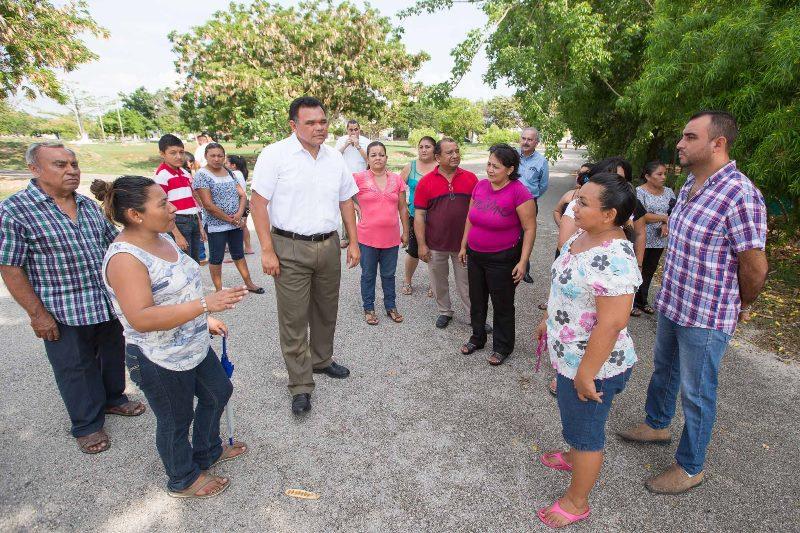 Rolando Zapata visita a vecinos del fraccionamiento Chenkú