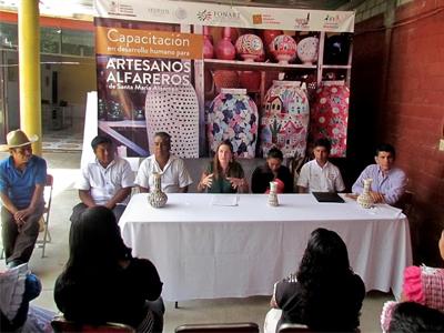Fortalecen STyDE e IOA capacidades de venta de alfareros de Atzompa