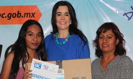 ENTREGA PRESIDENTA DE DIF BAJA CALIFORNIA APOYOS SOCIALES A MEXICALENSES