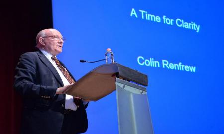 COLIN RENFREW SE PRONUNCIA POR UNA ARQUEOLOGÃA ENCICLOPÃ‰DICA E ILIMITADA COMO EL ESPÃRITU HUMANO