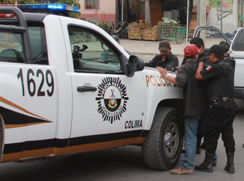 Detiene Seguridad Pública a dos por robo a negocio