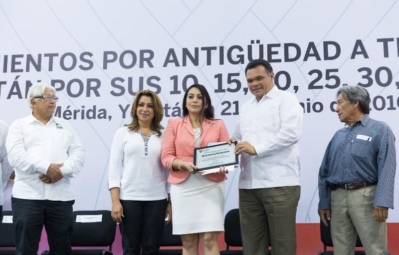Servidores públicos, rostro humano de la administración estatal