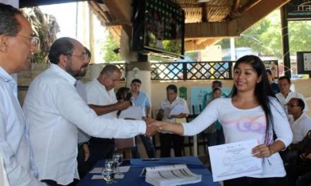 Entregan becas y diplomas a beneficiarios de programa de CapacitaciÃ³n en la PrÃ¡ctica Laboral
